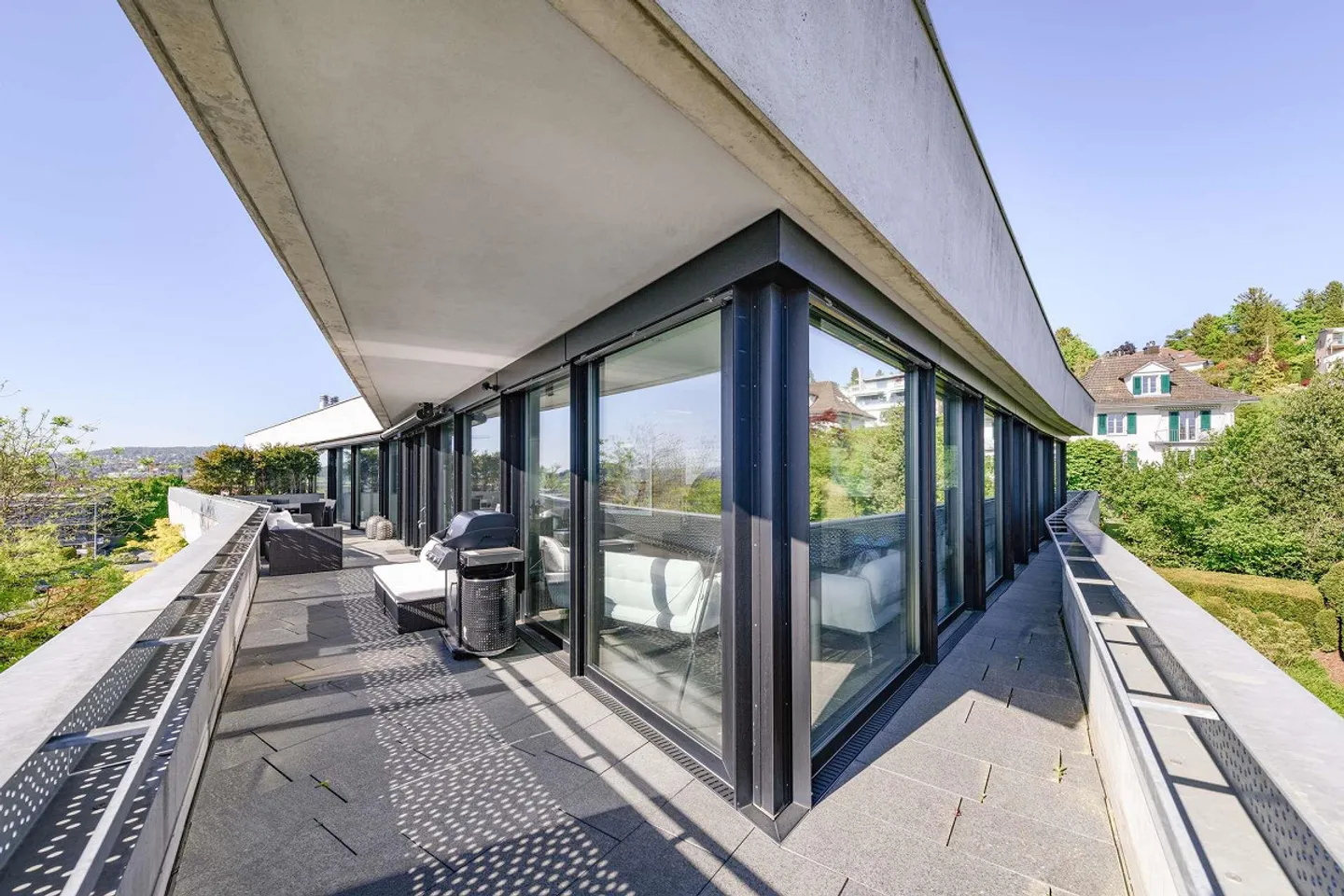 Extraordinary penthouse apartment with breathtaking views - Photo 9 of 13