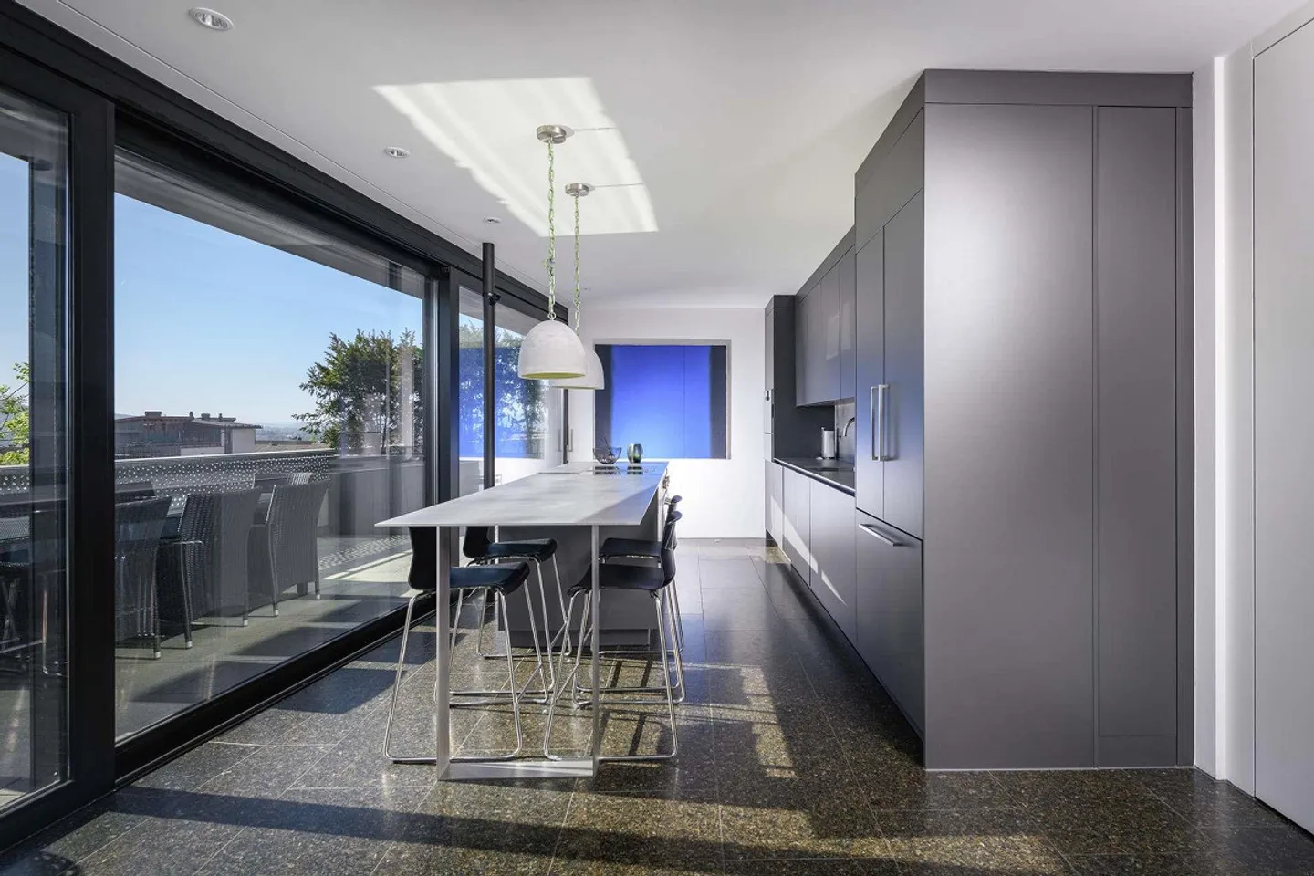 Extraordinary penthouse apartment with breathtaking views - Photo 3 of 13