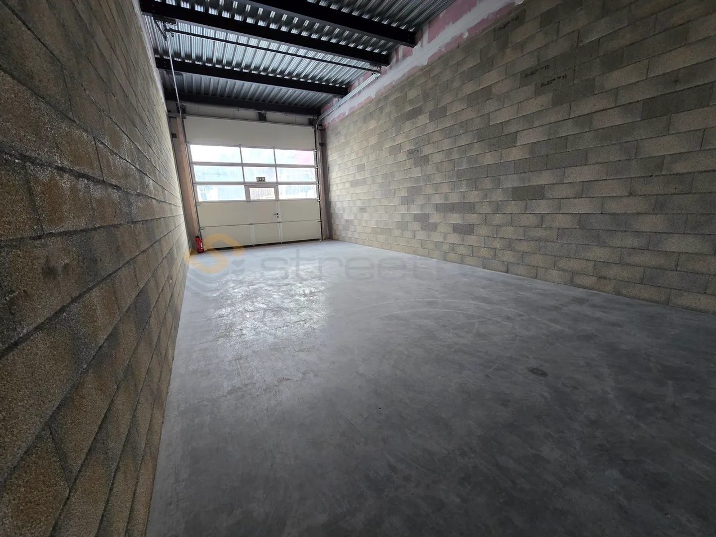 Streetbox double of 230 m2 very well located! Box n°52+53 - Photo 3 of 9