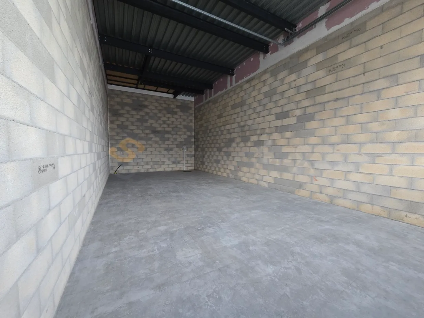 Streetbox double of 230 m2 very well located! Box n°52+53 - Photo 2 of 9