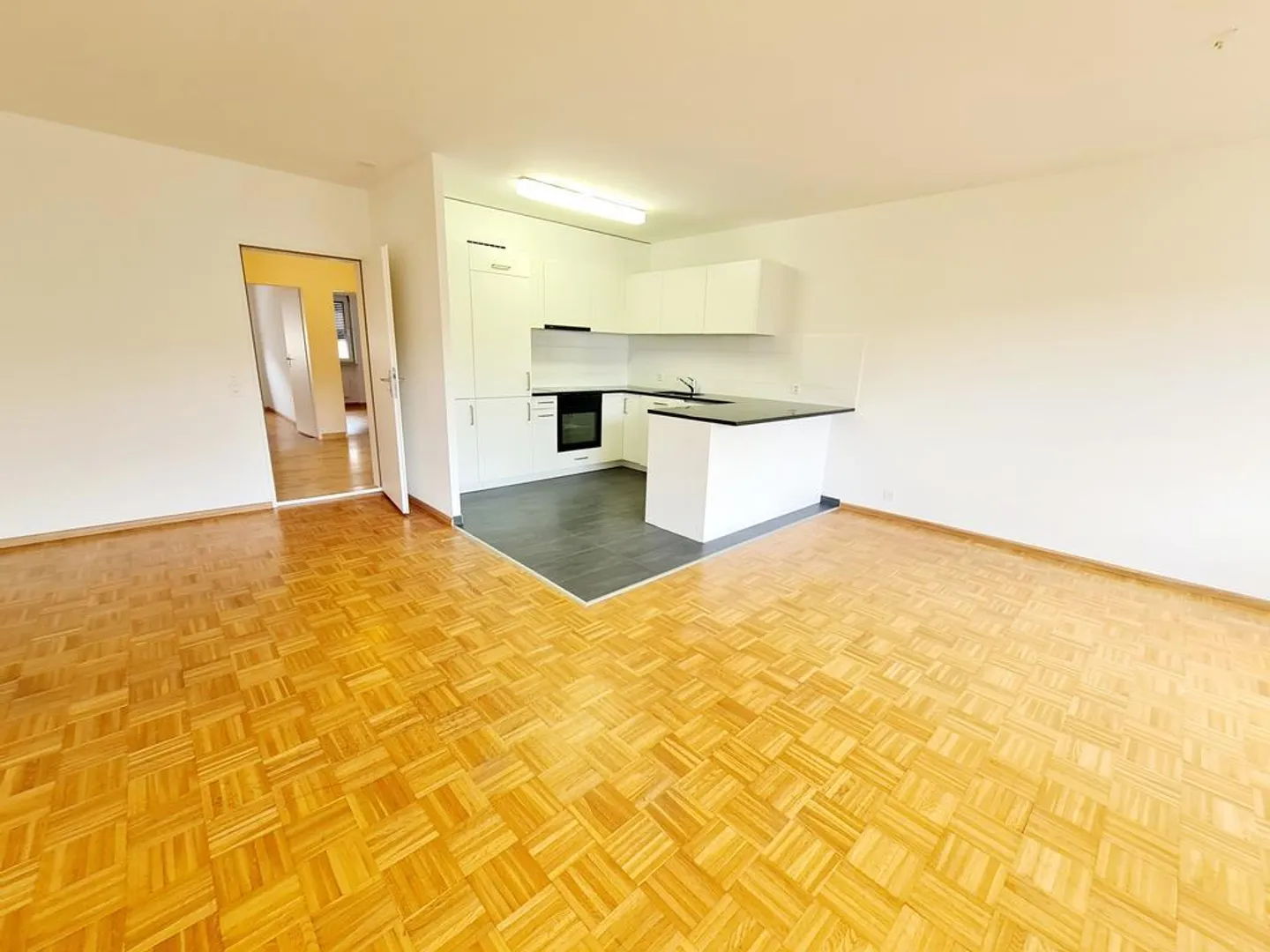 Bright 3.5-room apartment with a view of greenery - Photo 5 of 11