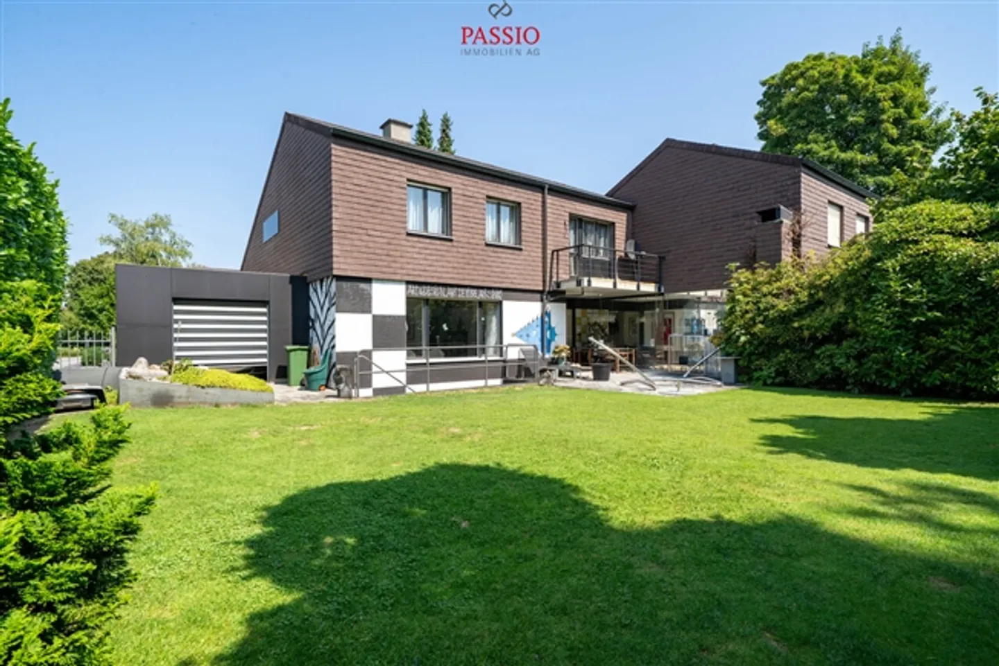 Unique 6.5-room terraced single-family house with large garden - Photo 1 of 18