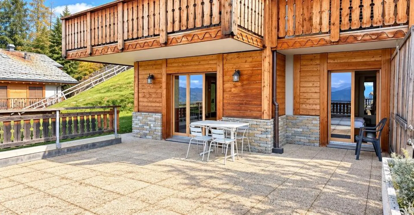 Stunning Ski-in/Ski-out Apartment - Photo 3 of 13