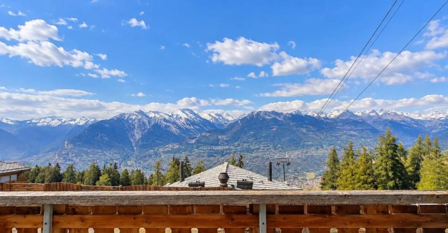 Stunning Ski-in/Ski-out Apartment - Photo 4 of 13