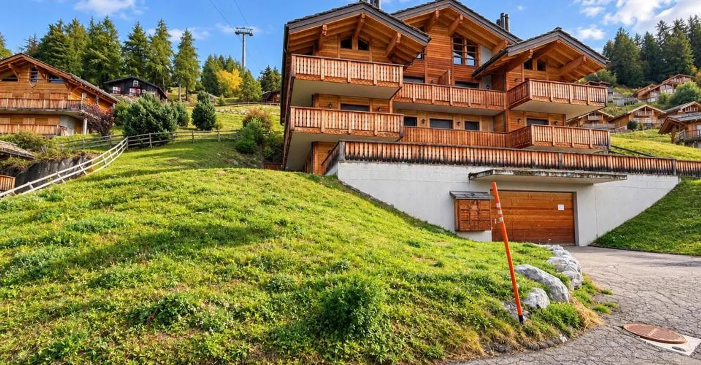 Stunning Ski-in/Ski-out Apartment - Photo 5 of 13