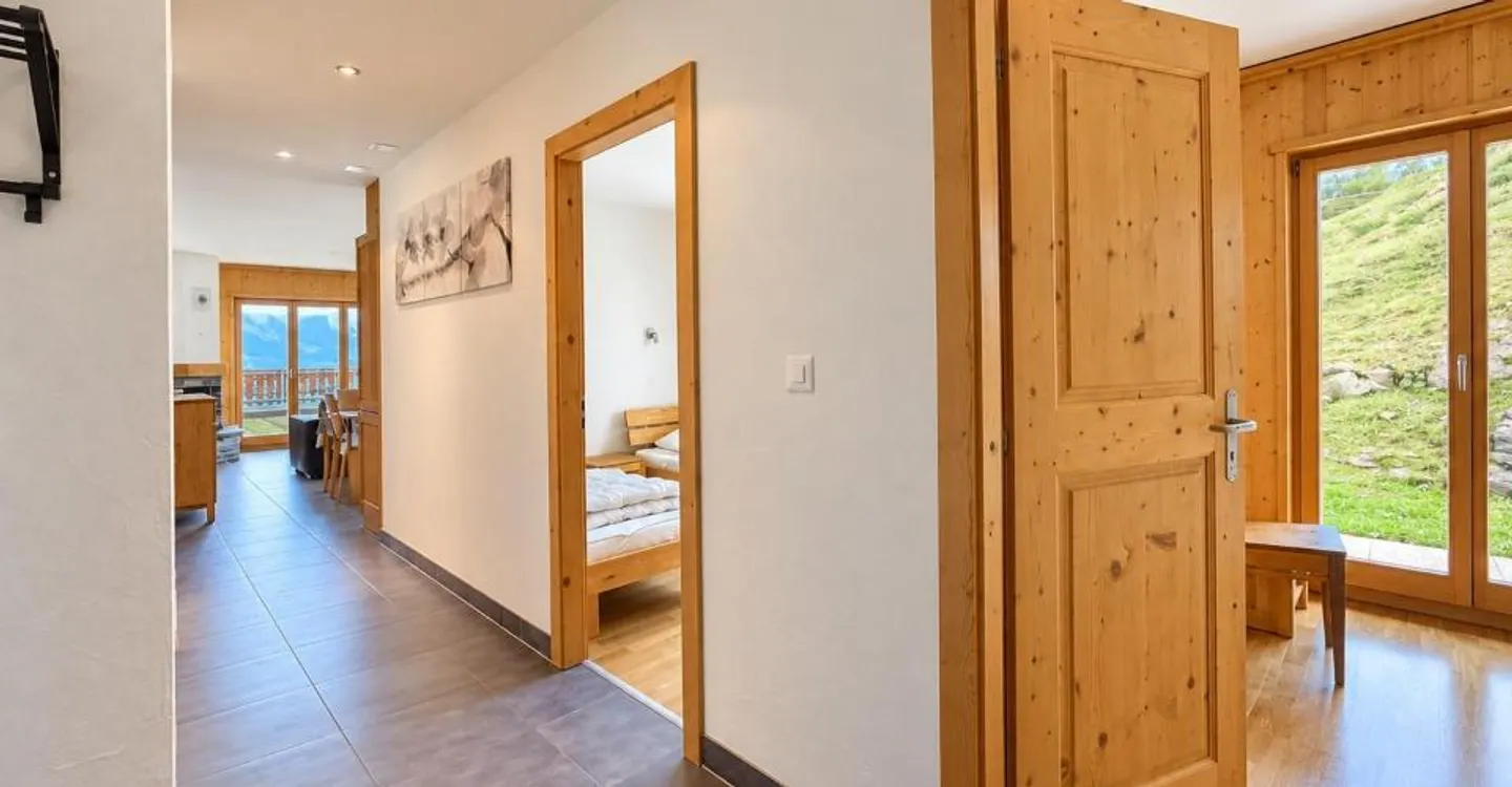 Stunning Ski-in/Ski-out Apartment - Photo 12 of 13