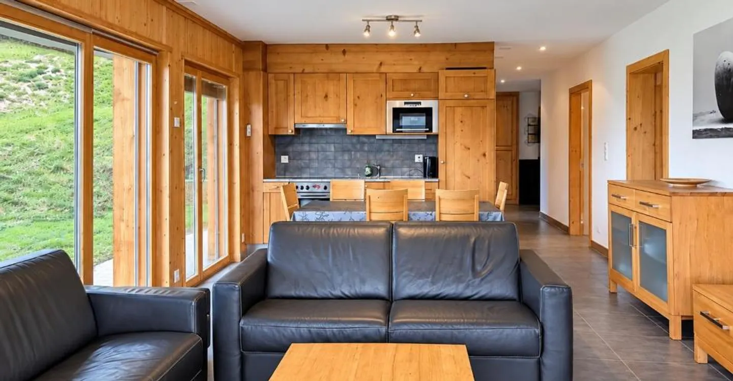 Stunning Ski-in/Ski-out Apartment - Photo 9 of 13