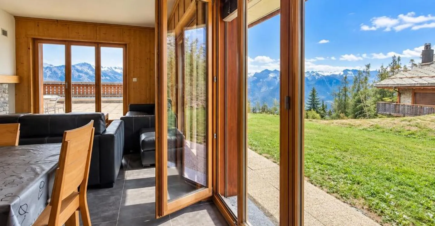 Stunning Ski-in/Ski-out Apartment - Photo 11 of 13