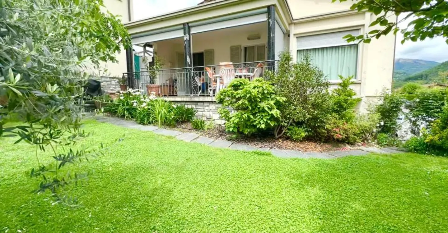 Geräumiges 5,5-Zimmer-Haus mit bebaubarem Garten (R2) und 4 Garagen in Bedano TI - Foto 1 von 8