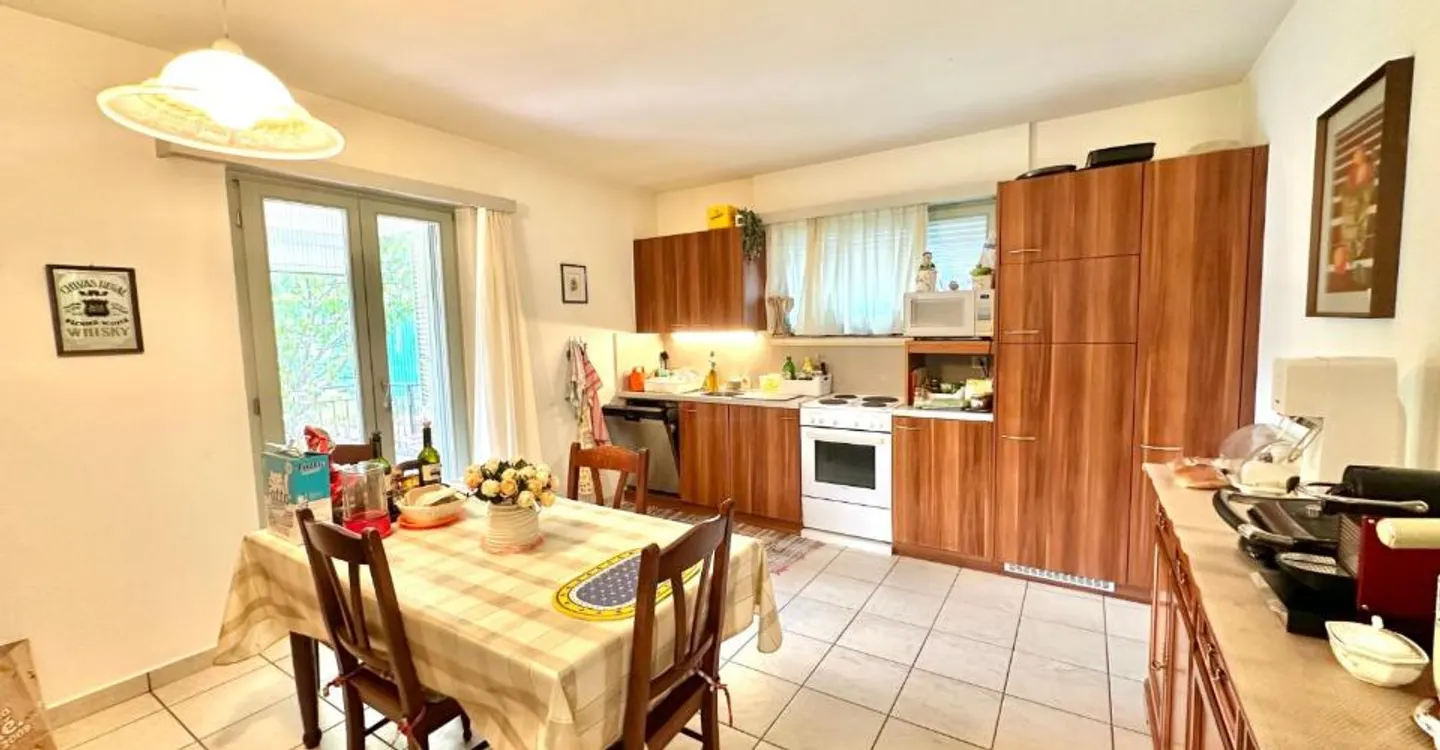 Geräumiges 5,5-Zimmer-Haus mit bebaubarem Garten (R2) und 4 Garagen in Bedano TI - Foto 5 von 8