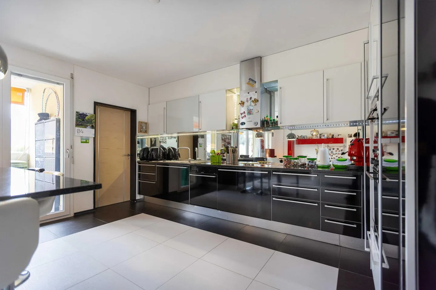 ELEGANT 4.5 ROOM IN CONVENIENT RESIDENTIAL AREA IN BELLINZONA - Photo 4 of 9