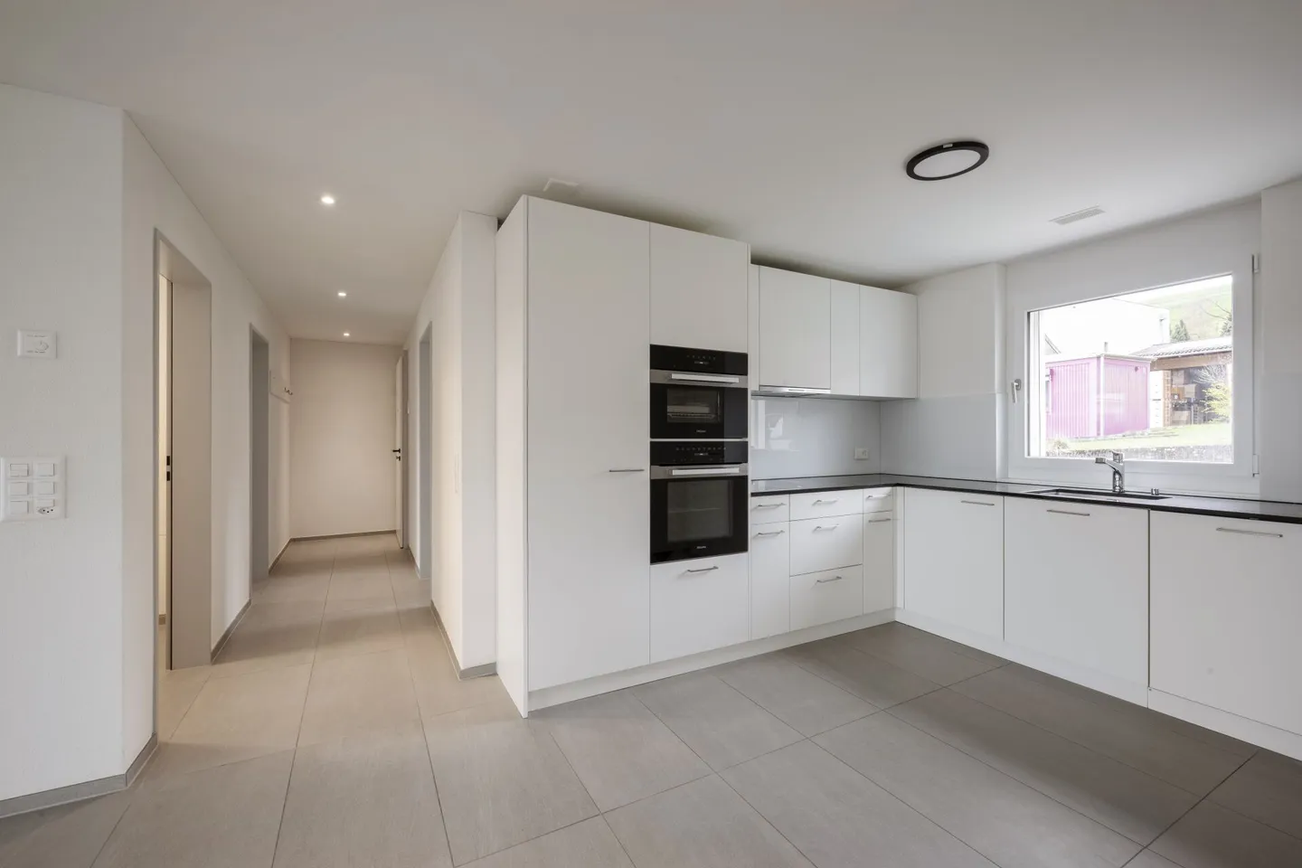 Moderno appartamento di 3,5 stanze con grande balcone a Künten - Foto 2 di 11