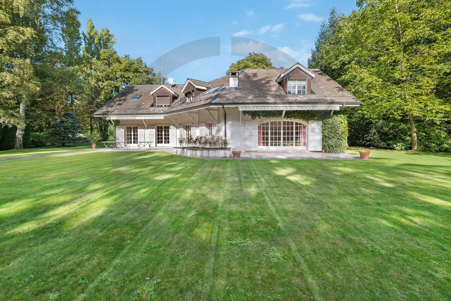Sublime classic house on the edge of the Golf de Cologny - Photo 4 of 13
