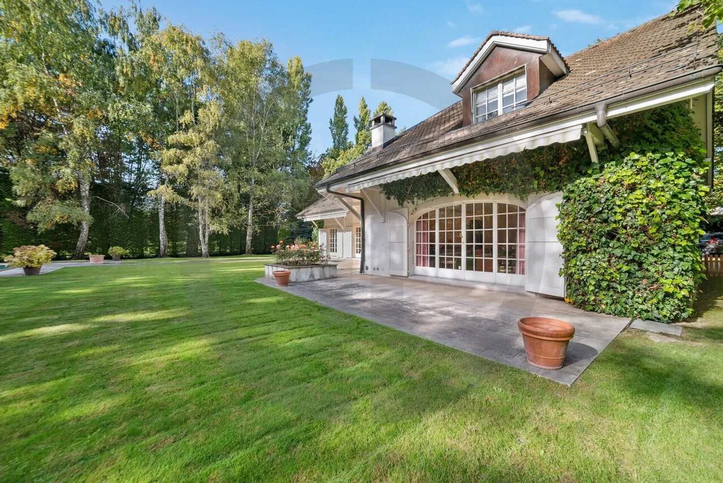 Sublime classic house on the edge of the Golf de Cologny - Photo 2 of 13