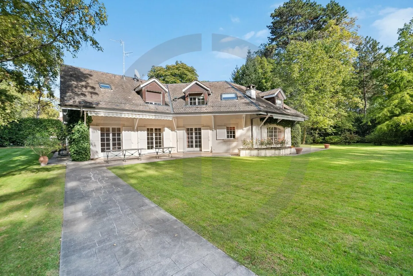 Sublime classic house on the edge of the Golf de Cologny - Photo 6 of 13