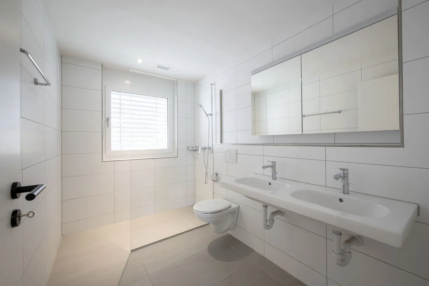 Moderno appartamento di 3,5 stanze con grande balcone a Künten - Foto 3 di 11