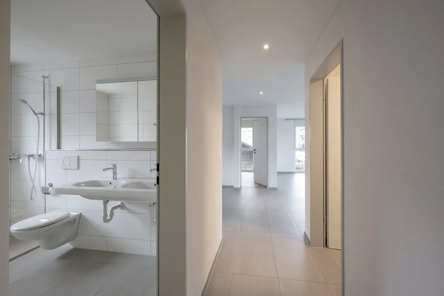 Moderno appartamento di 3,5 stanze con grande balcone a Künten - Foto 5 di 11