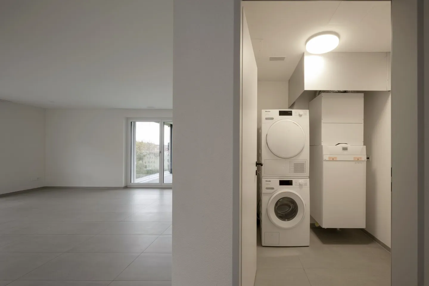 Moderno appartamento di 3,5 stanze con grande balcone a Künten - Foto 6 di 11