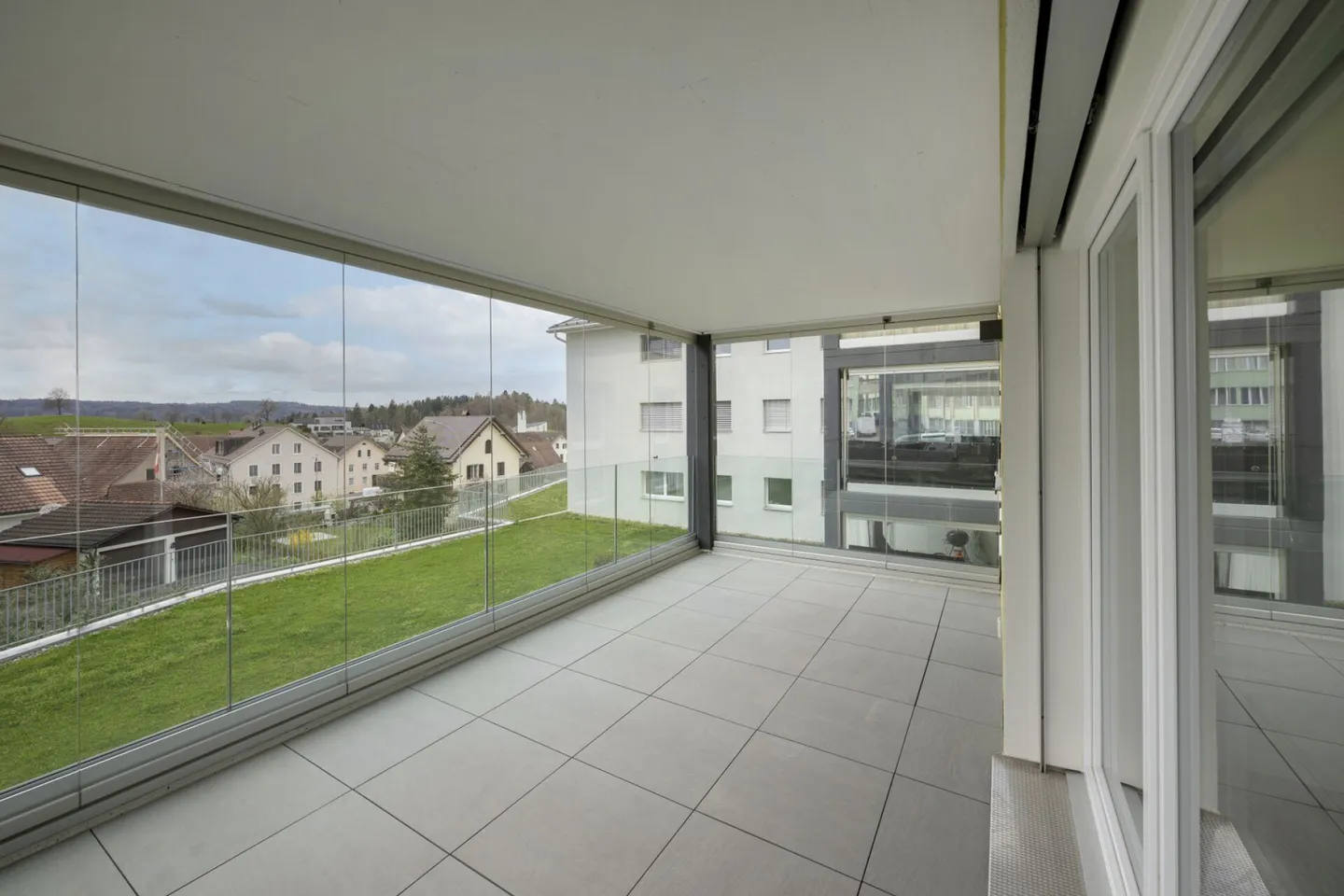 Moderno appartamento di 3,5 stanze con grande balcone a Künten - Foto 9 di 11