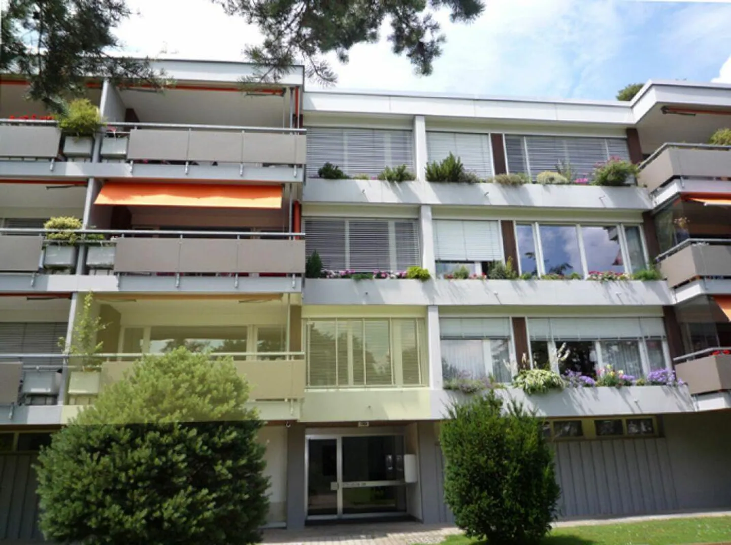 Condominium de 4,5 pièces au rez-de-chaussée surélevé - Photo 1 sur 11