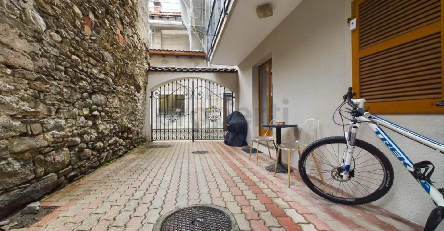 Gebäude mit 4 Wohneinheiten im Zentrum von Losone- Vendesi palazzina di 4 unità immobiliari nel nucleo di Losone. - Photo 8 of 9
