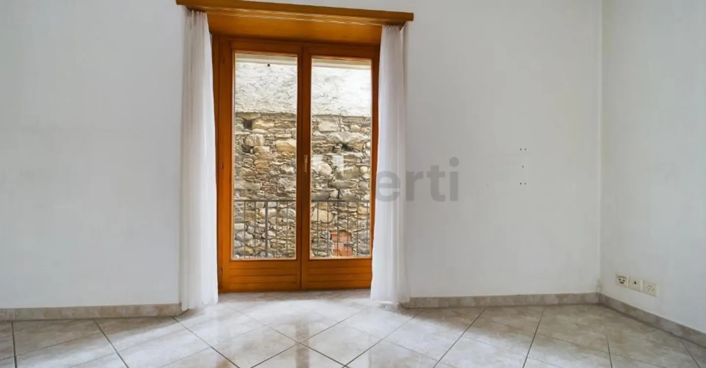 Gebäude mit 4 Wohneinheiten im Zentrum von Losone- Vendesi palazzina di 4 unità immobiliari nel nucleo di Losone. - Photo 5 of 9