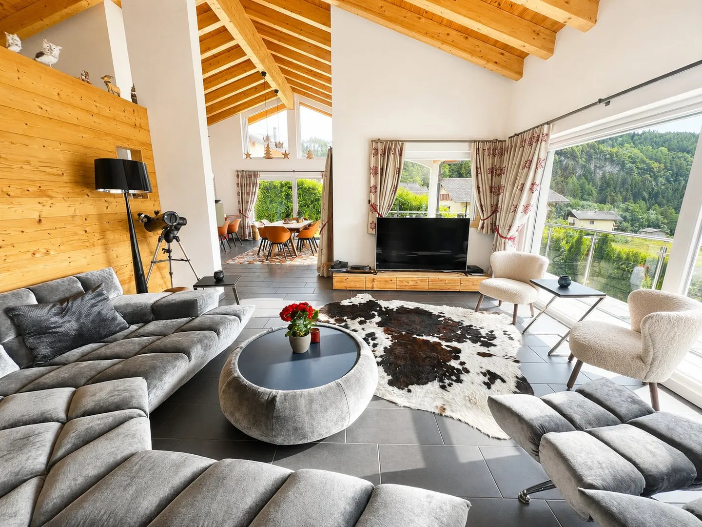 Modern House with Panoramic Views - Photo 3 of 14