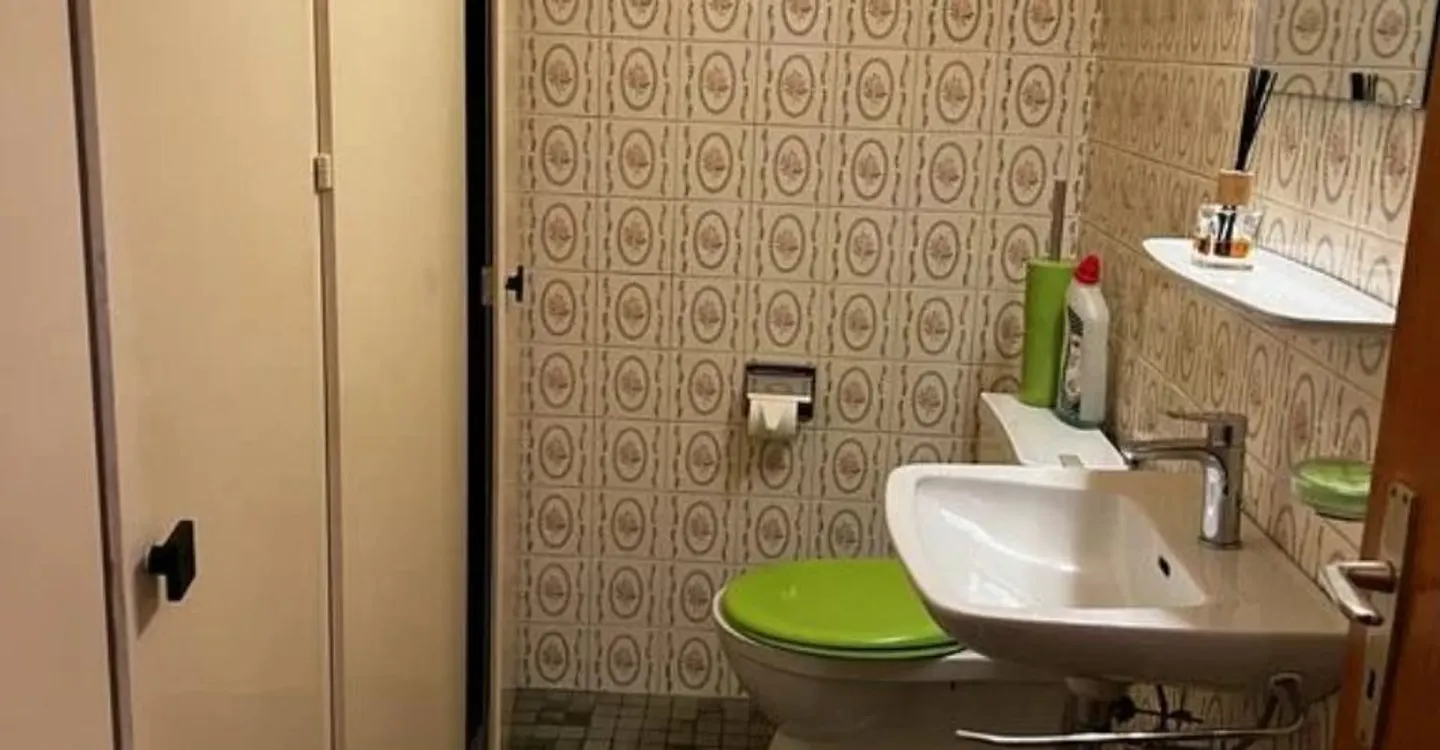For rent! Spacious 5.5-room apartment located on the 1st floor in a house - Photo 9 of 10