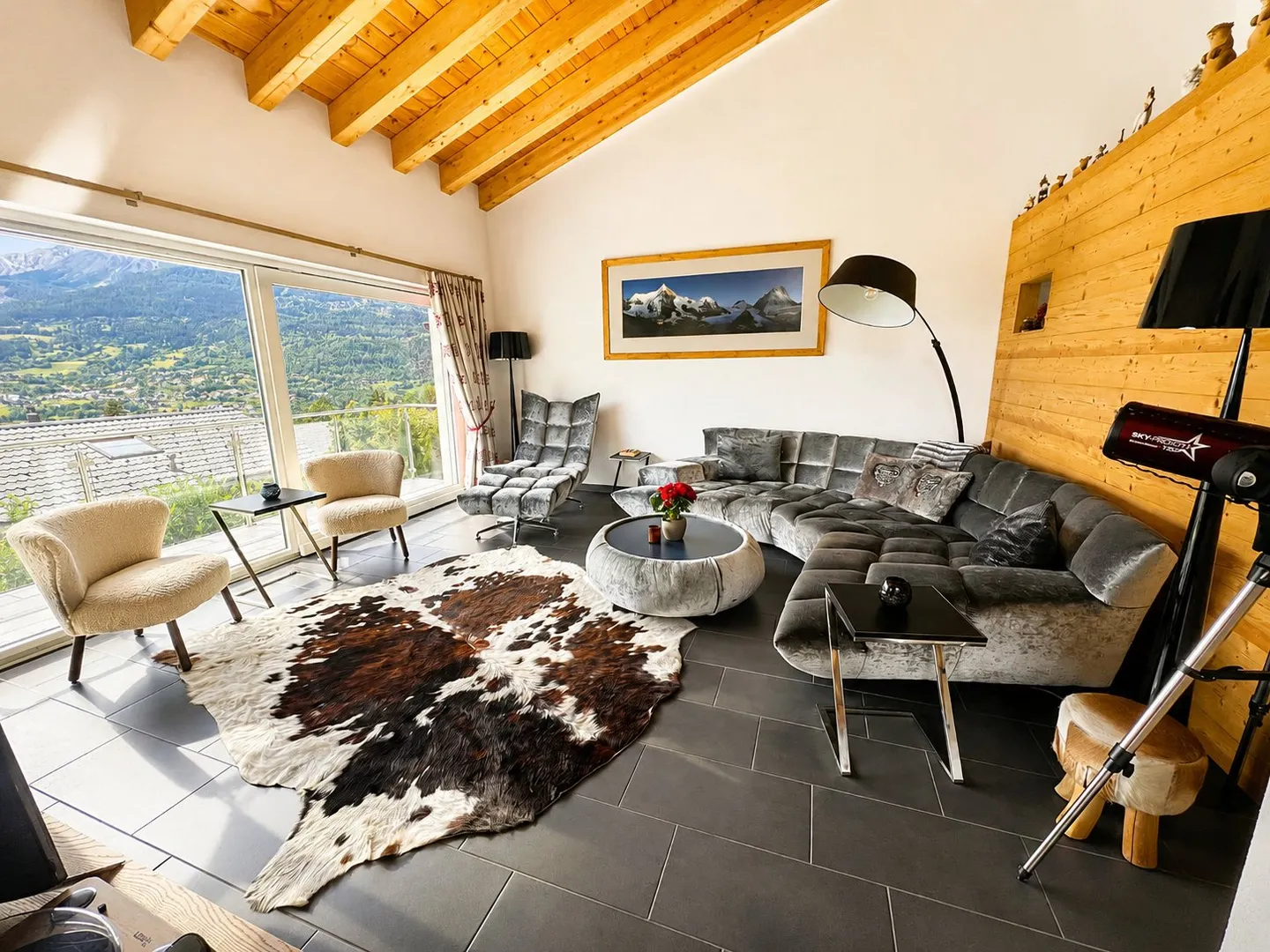 Modern House with Panoramic Views - Photo 4 of 14