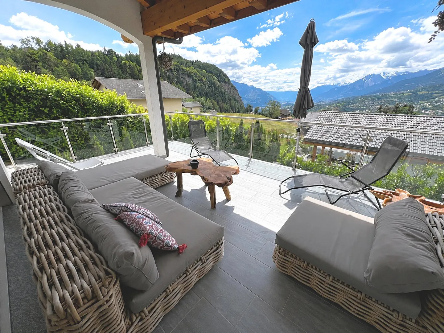 Modern House with Panoramic Views - Photo 7 of 14