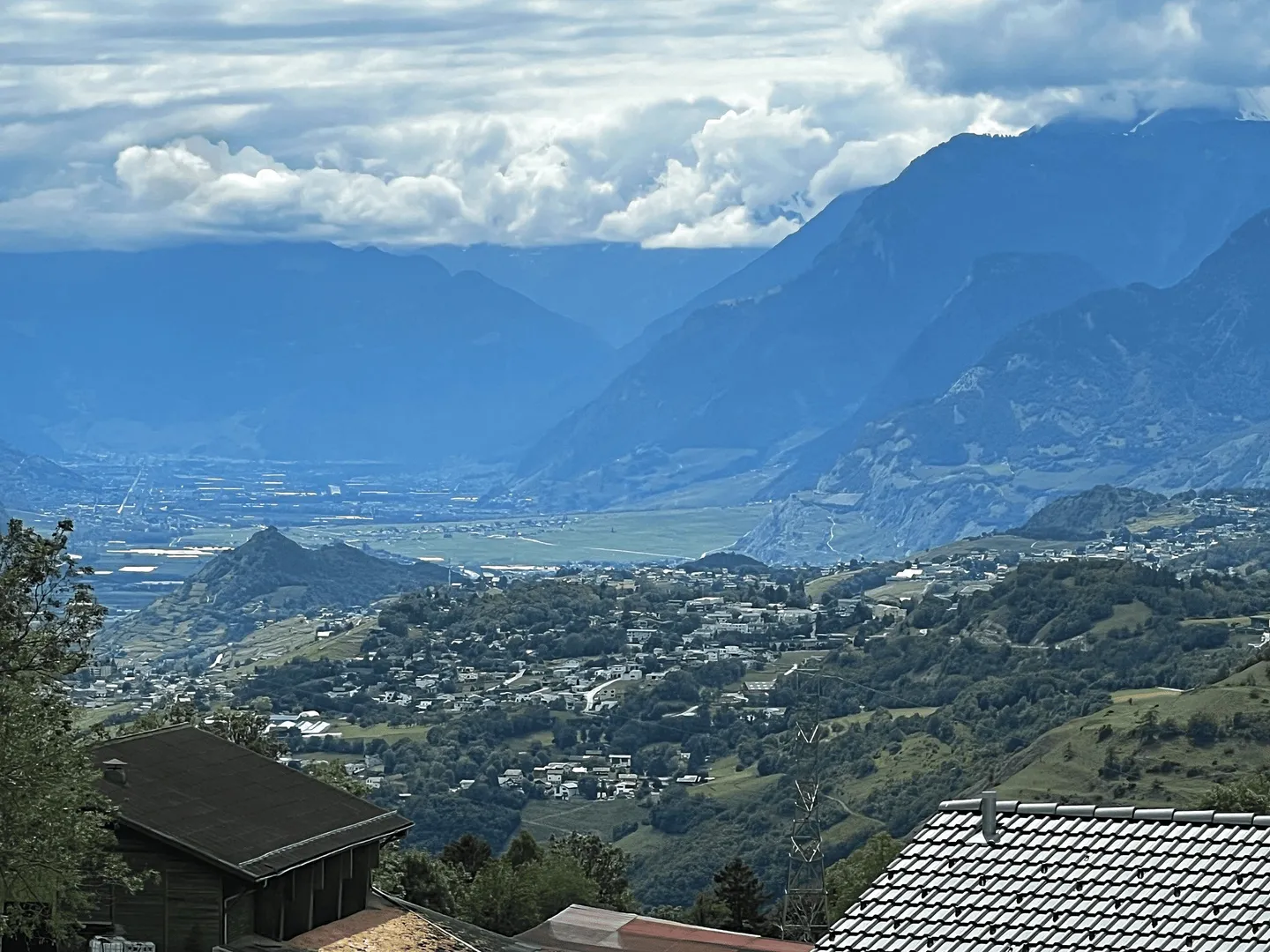 Modern House with Panoramic Views - Photo 8 of 14