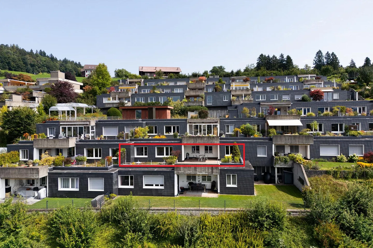 Qui inizia il benessere – La tua nuova casa con terrazza soleggiata e sfondo da sogno - Foto 1 di 14