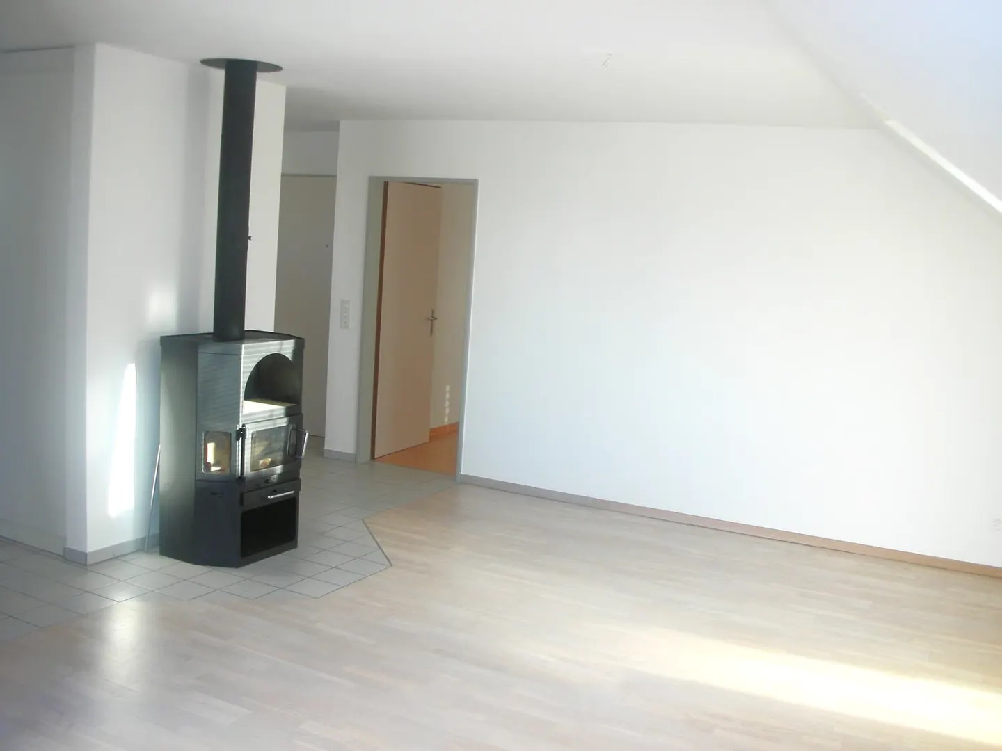 Charming 2.5-room attic apartment with balcony in Wangen near Olten - Photo 2 of 9