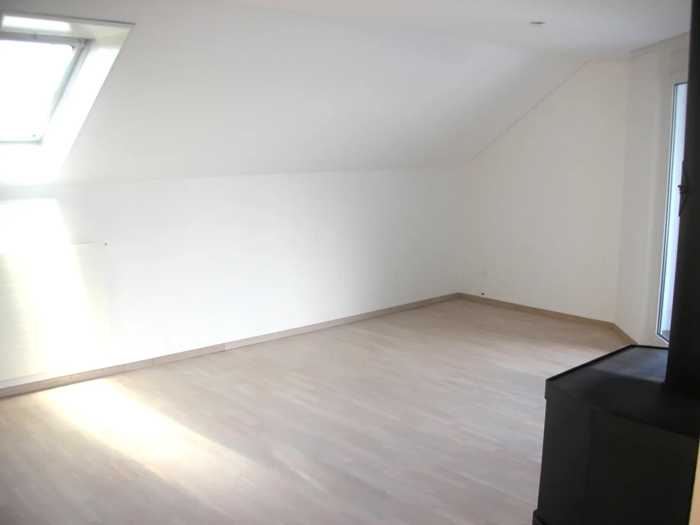 Charming 2.5-room attic apartment with balcony in Wangen near Olten - Photo 4 of 9