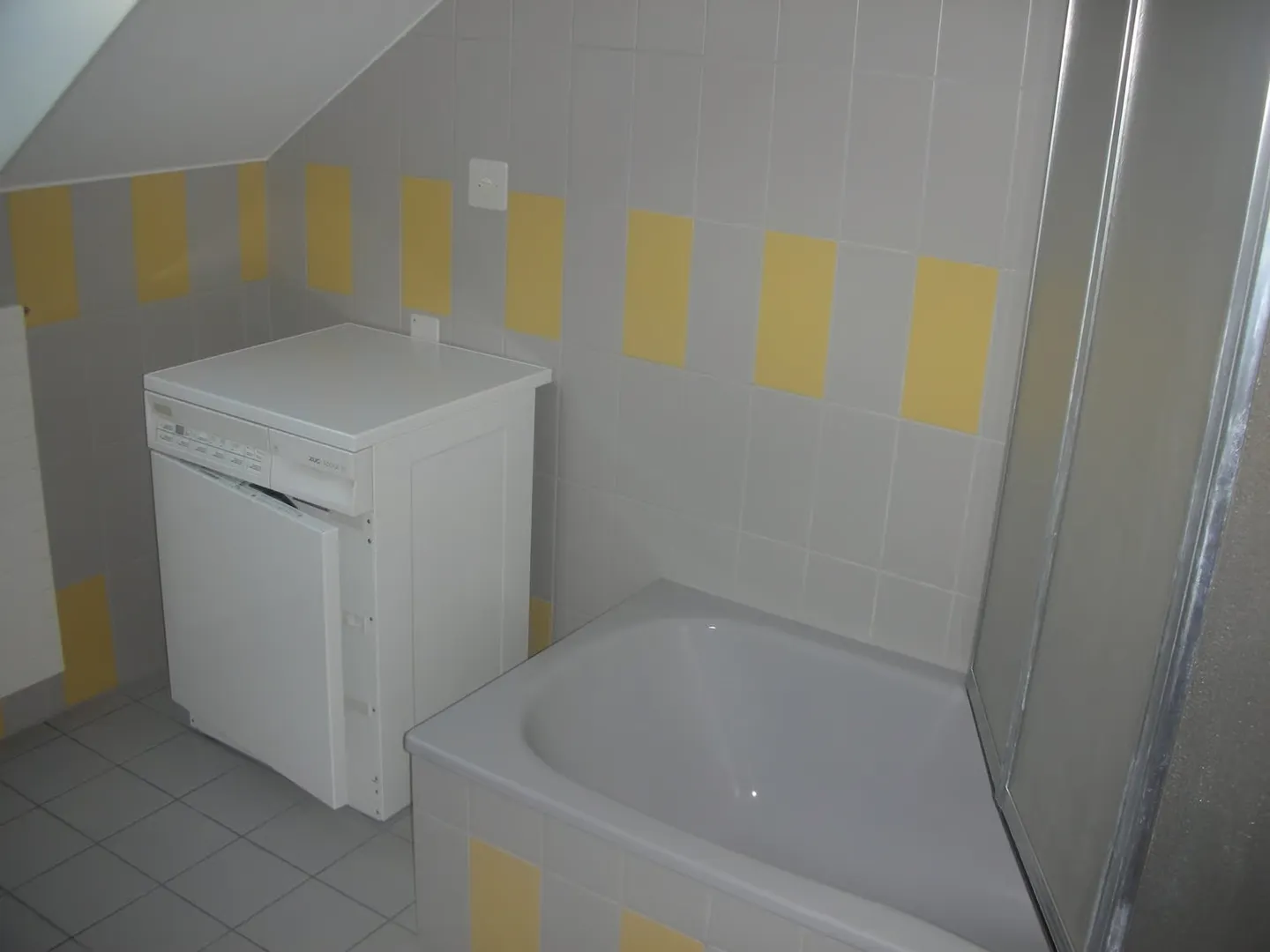 Charming 2.5-room attic apartment with balcony in Wangen near Olten - Photo 8 of 9