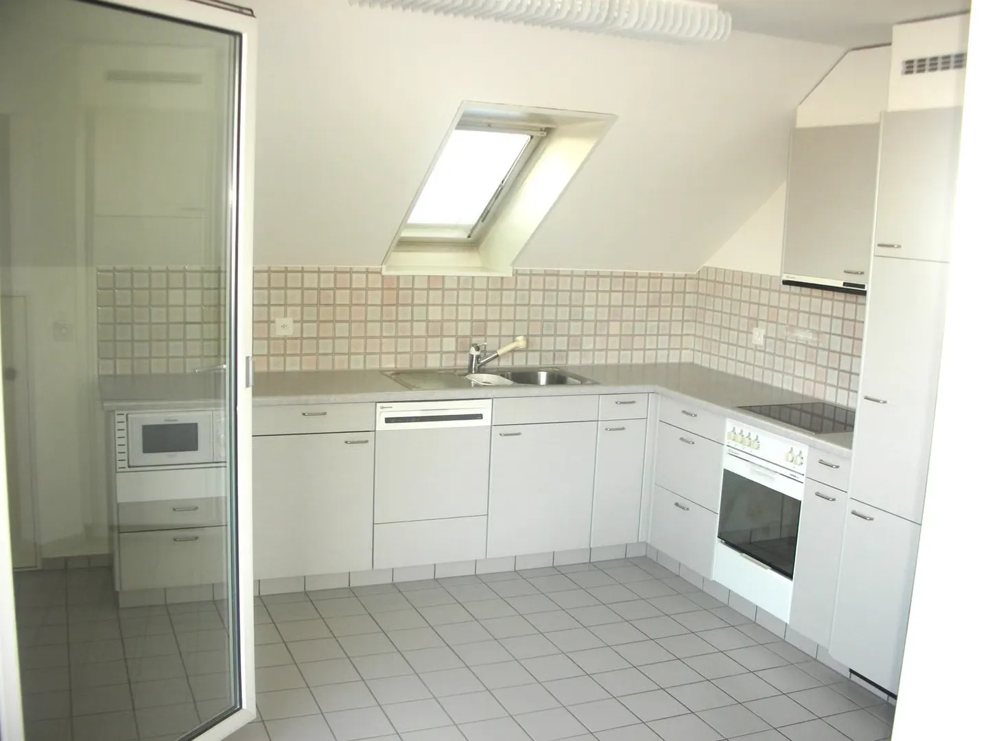 Charming 2.5-room attic apartment with balcony in Wangen near Olten - Photo 7 of 9
