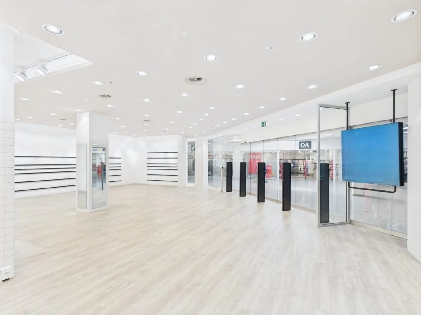 Rare! Large commercial space of approximately 187 m2 on the ground floor of the shopping center - Photo 1 of 8