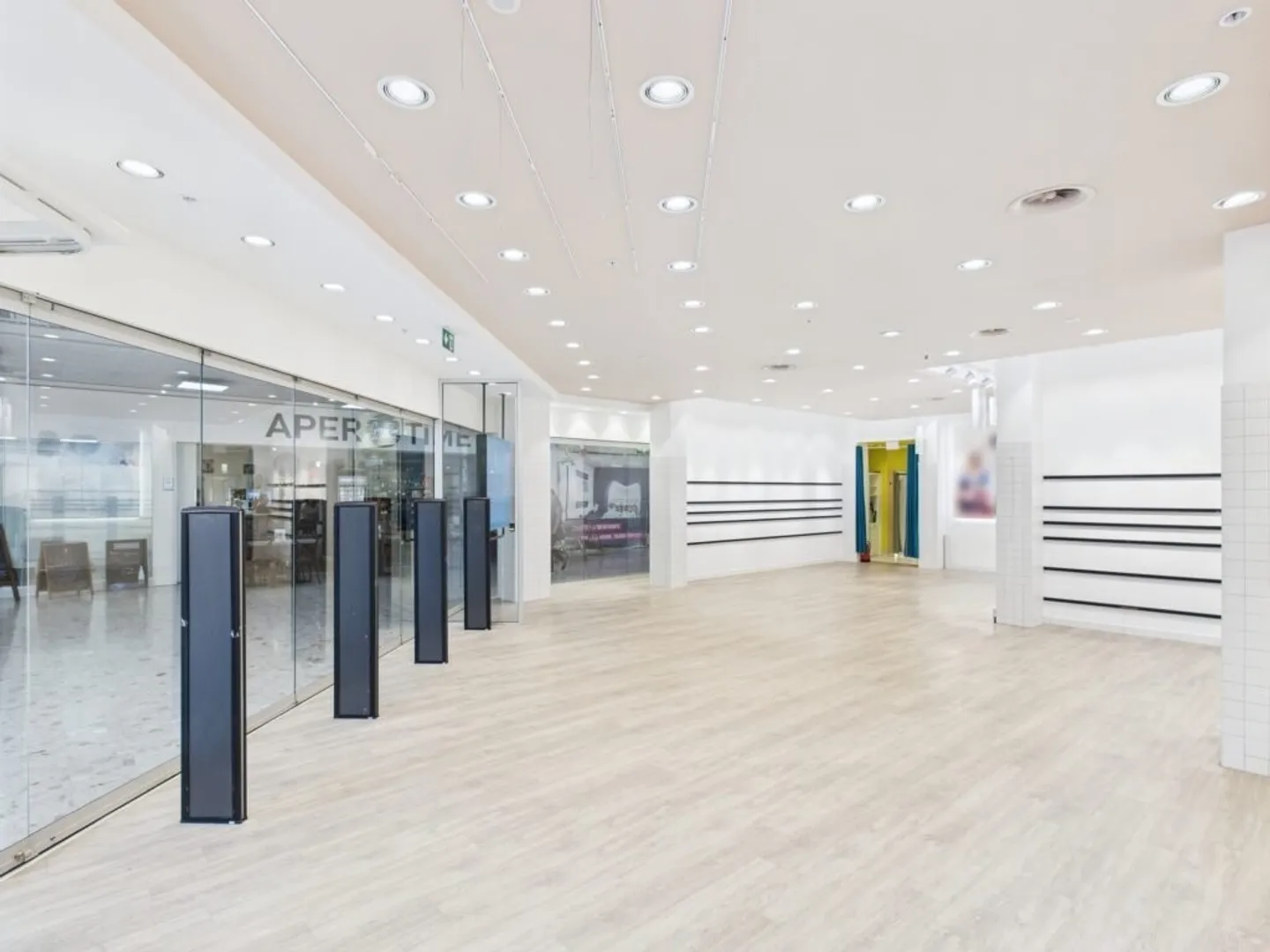 Rare! Large commercial space of approximately 187 m2 on the ground floor of the shopping center - Photo 2 of 8