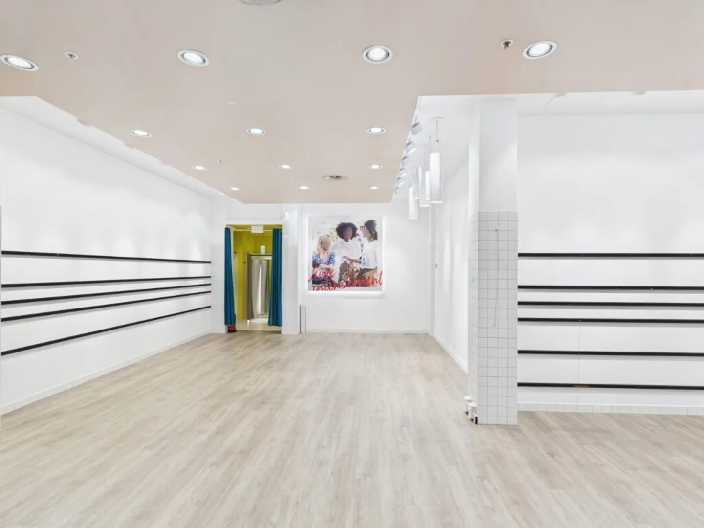 Rare! Large commercial space of approximately 187 m2 on the ground floor of the shopping center - Photo 4 of 8