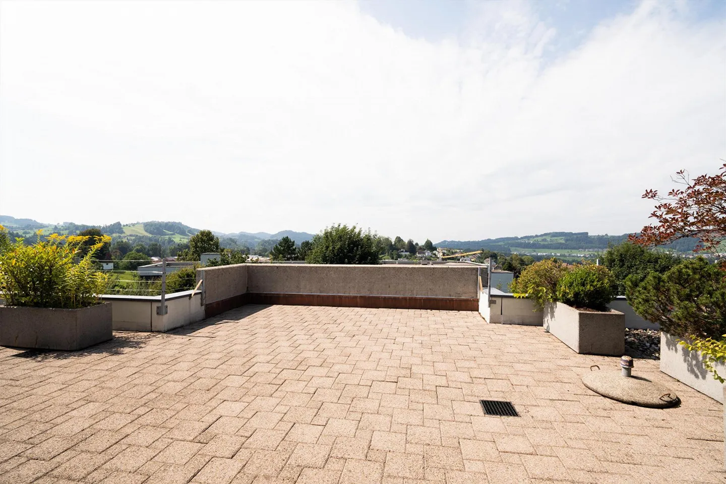 Qui inizia il benessere – La tua nuova casa con terrazza soleggiata e sfondo da sogno - Foto 3 di 14