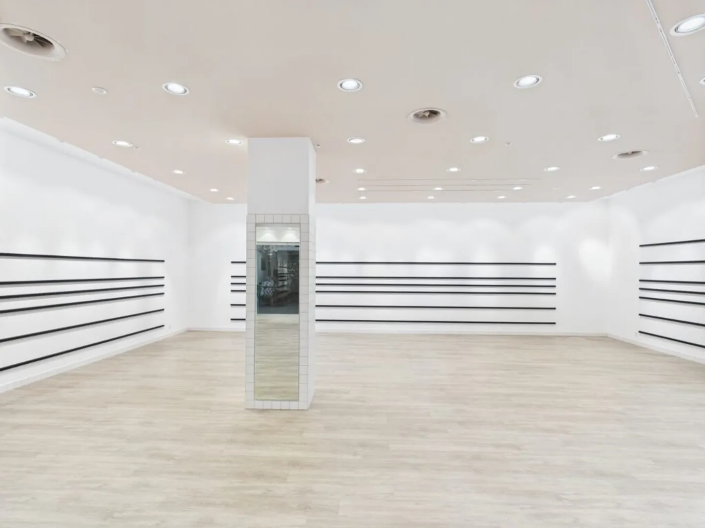 Rare! Large commercial space of approximately 187 m2 on the ground floor of the shopping center - Photo 5 of 8