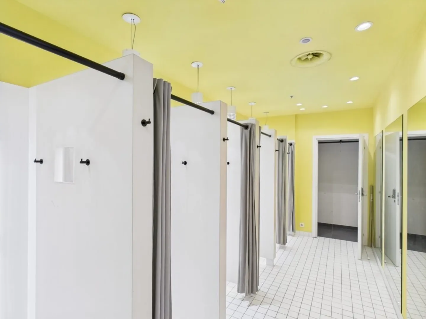 Rare! Large commercial space of approximately 187 m2 on the ground floor of the shopping center - Photo 6 of 8