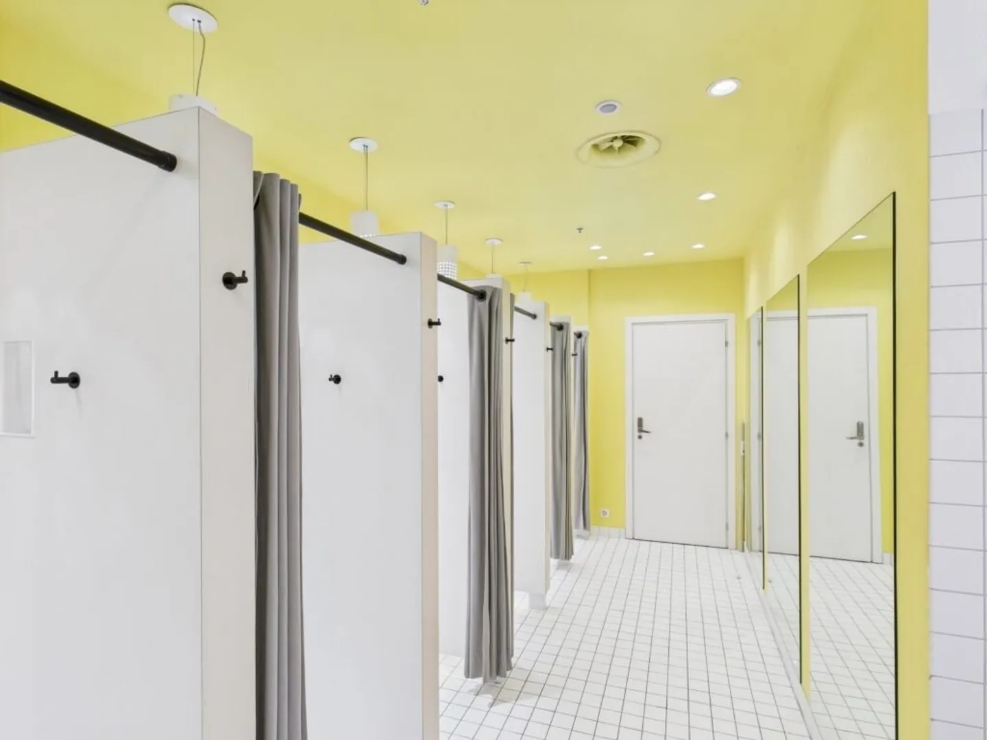 Rare! Large commercial space of approximately 187 m2 on the ground floor of the shopping center - Photo 7 of 8