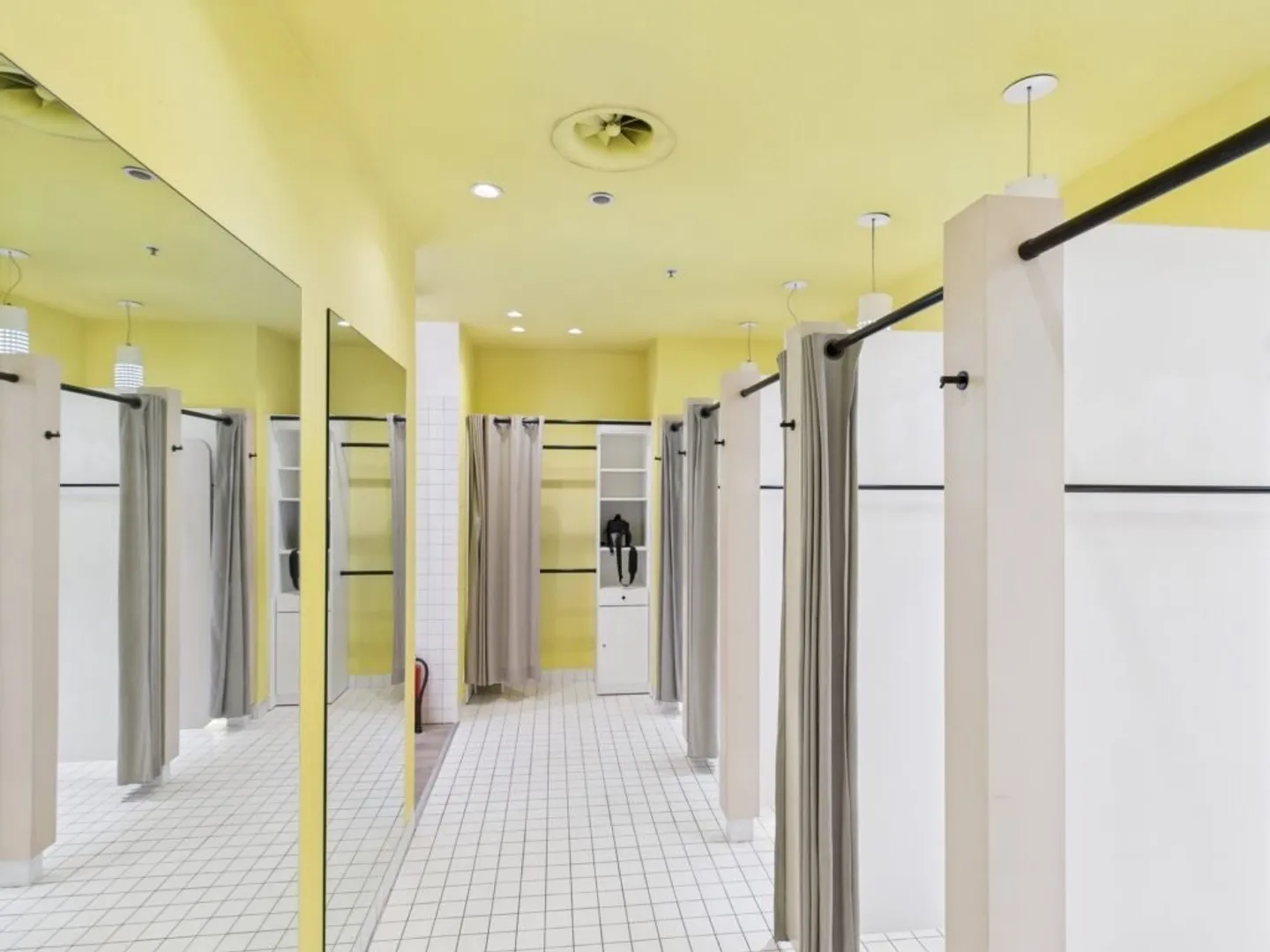 Rare! Large commercial space of approximately 187 m2 on the ground floor of the shopping center - Photo 8 of 8