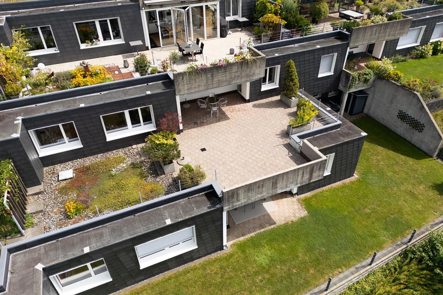 Qui inizia il benessere – La tua nuova casa con terrazza soleggiata e sfondo da sogno - Foto 4 di 14