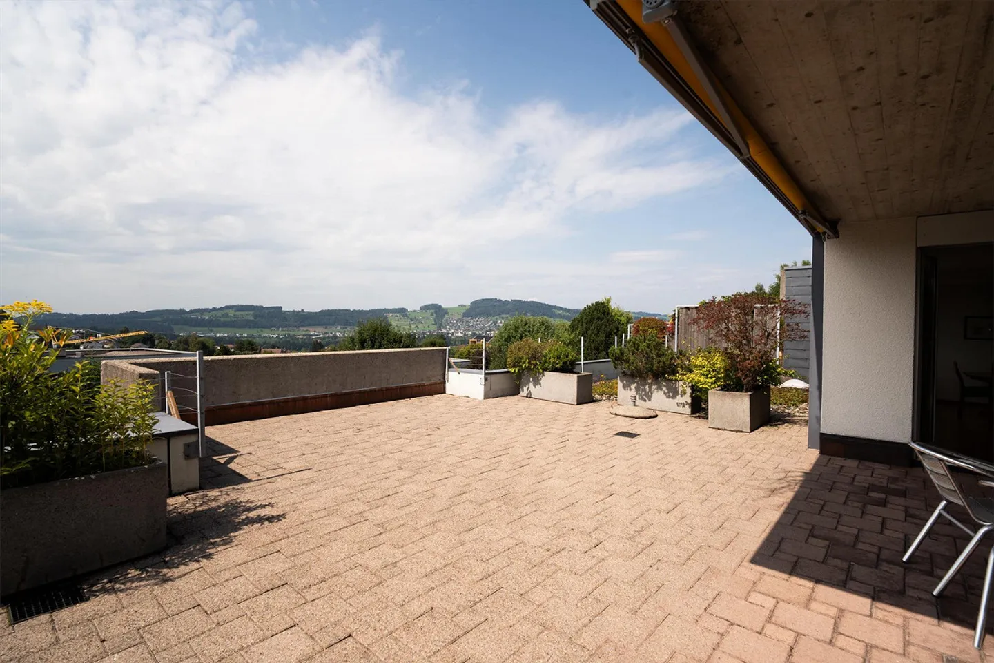 Qui inizia il benessere – La tua nuova casa con terrazza soleggiata e sfondo da sogno - Foto 2 di 14