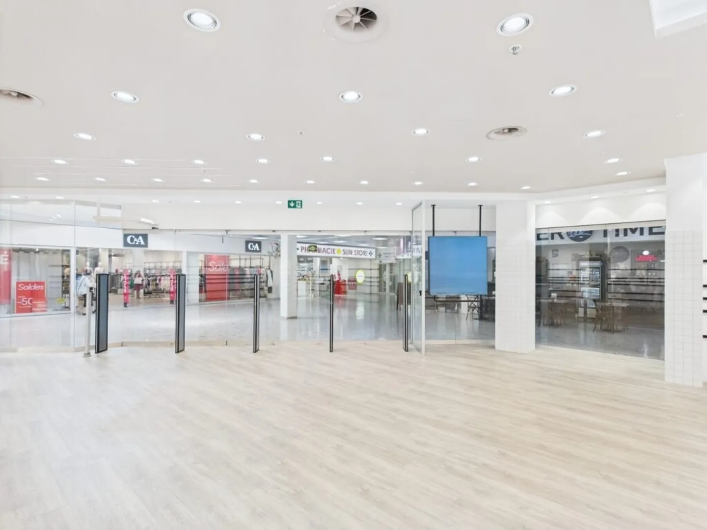 Rare! Large commercial space of approximately 187 m2 on the ground floor of the shopping center - Photo 3 of 8