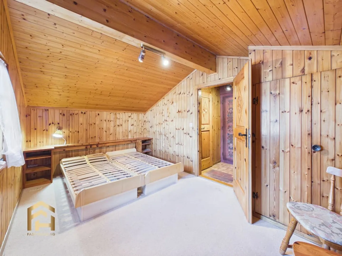 Charming little house with unobstructed view and idyllic surroundings - Photo 8 of 13