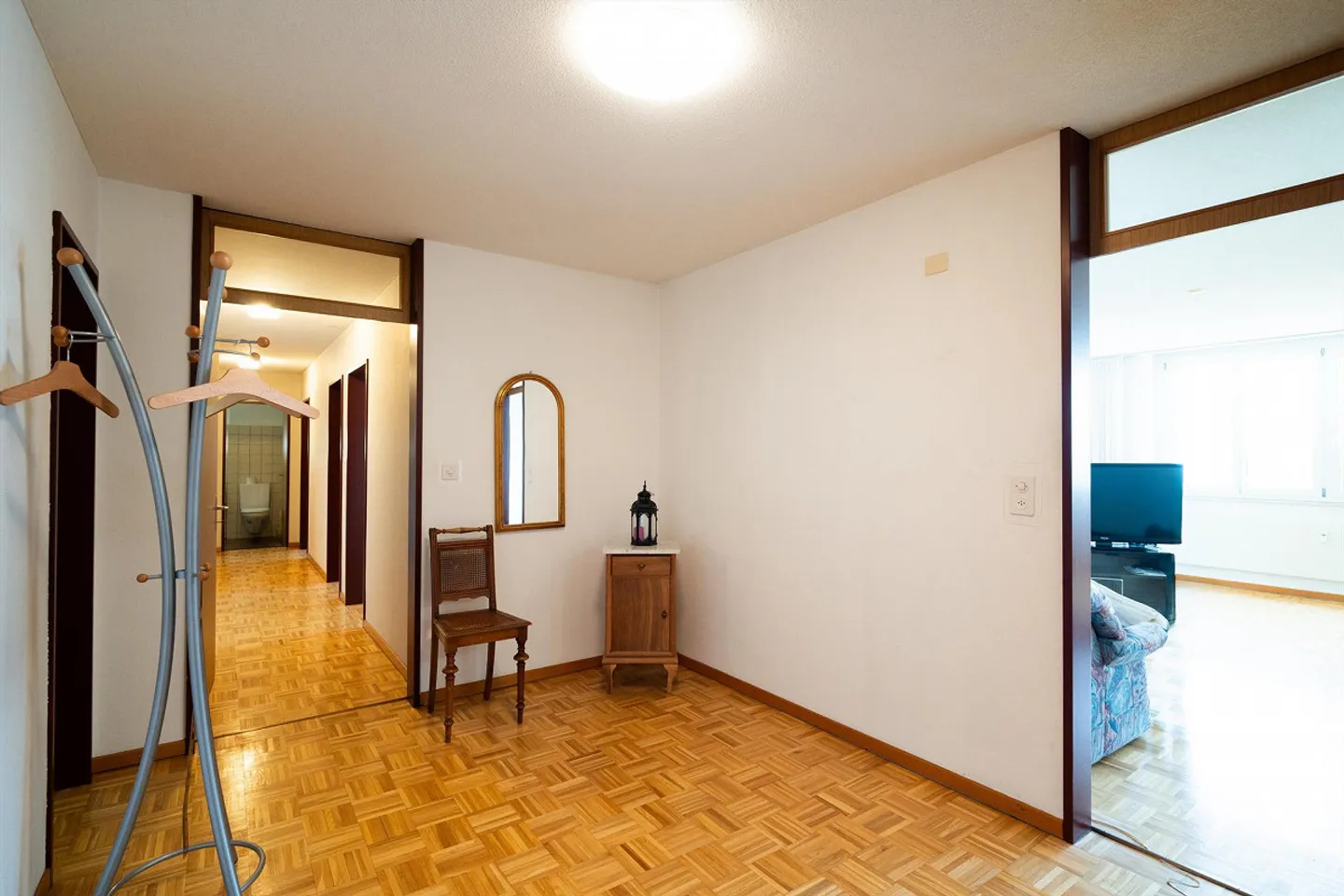 Qui inizia il benessere – La tua nuova casa con terrazza soleggiata e sfondo da sogno - Foto 5 di 14
