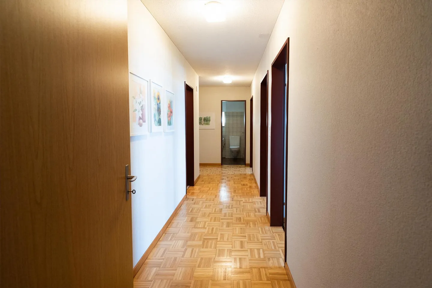 Qui inizia il benessere – La tua nuova casa con terrazza soleggiata e sfondo da sogno - Foto 9 di 14